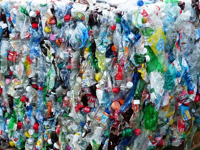 plastové láhve na recyklaci